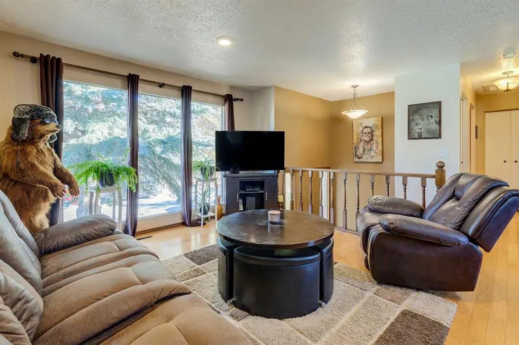 150 Midcrest Crescent SE