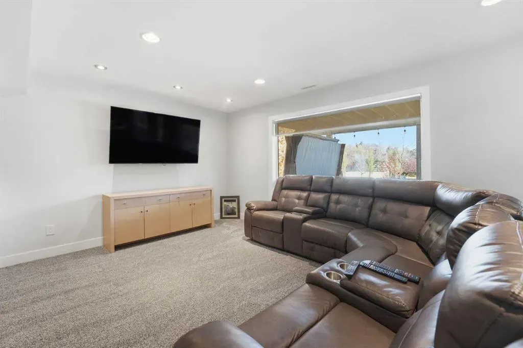 137 Sceptre Court NW