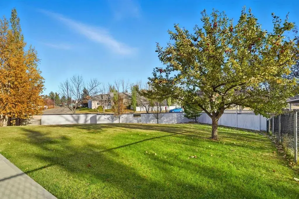 137 Sceptre Court NW