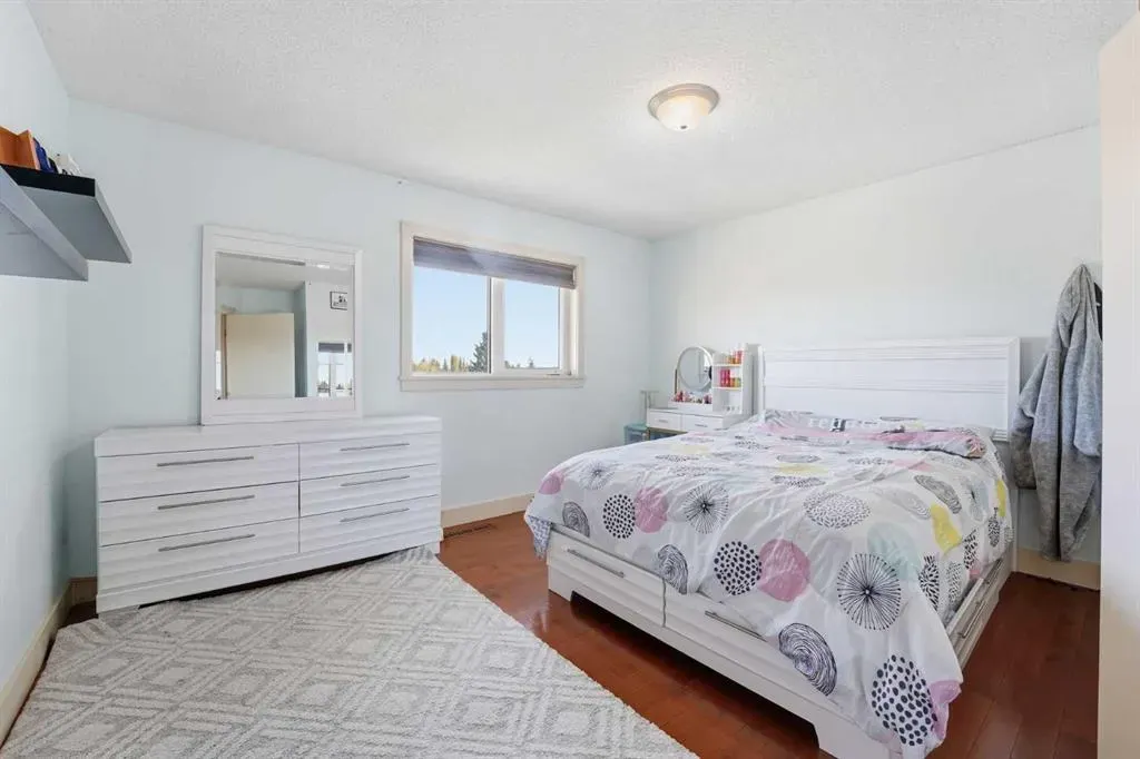 137 Sceptre Court NW