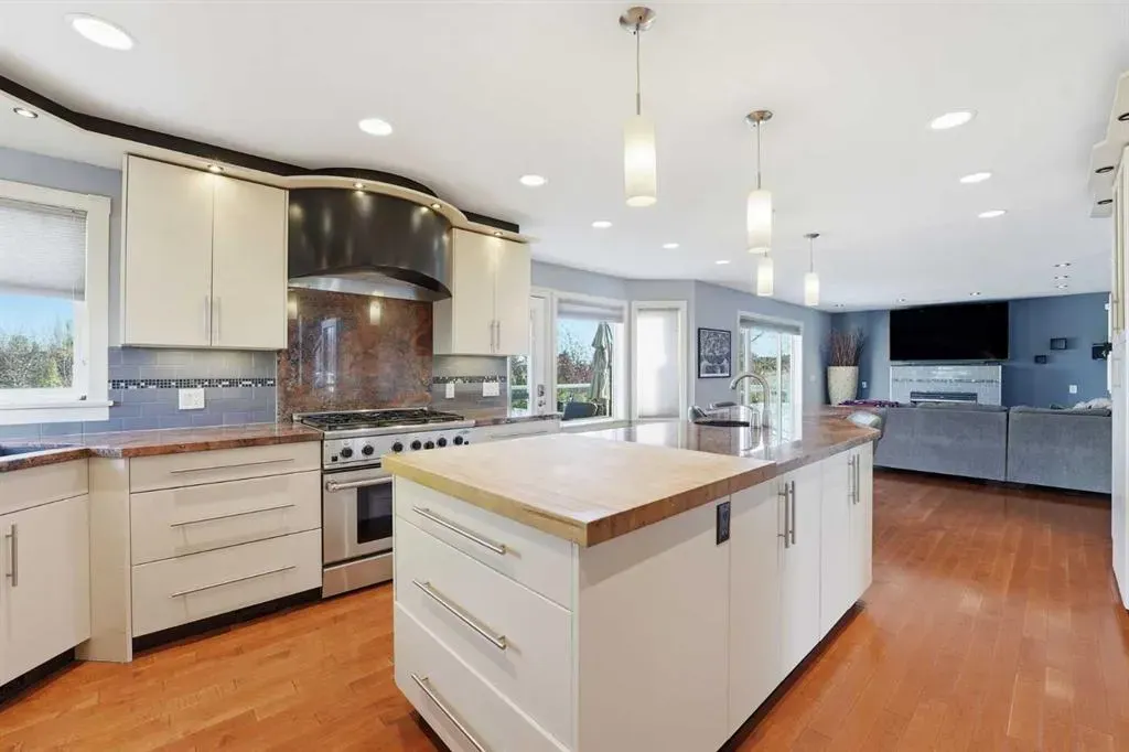 137 Sceptre Court NW