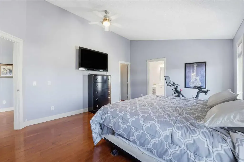 137 Sceptre Court NW