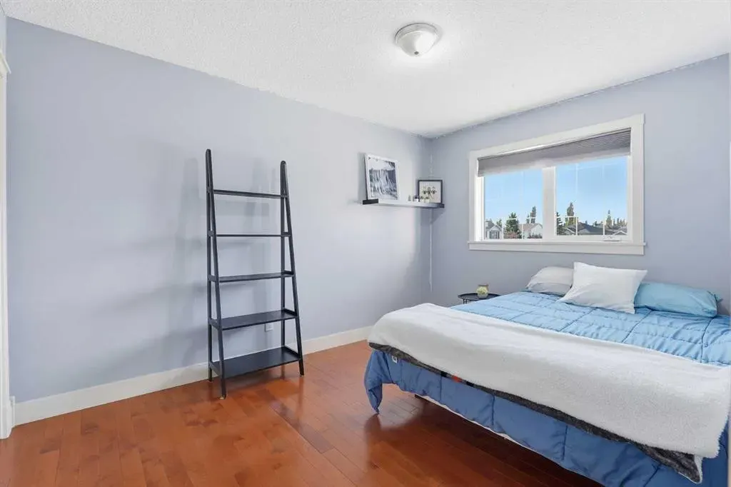 137 Sceptre Court NW