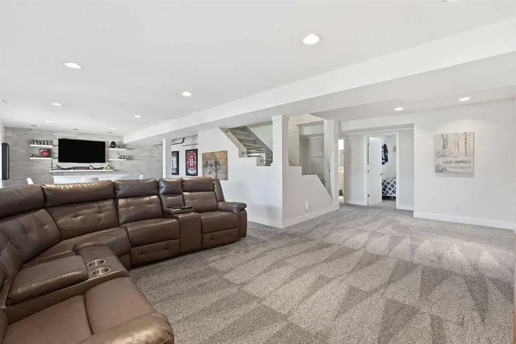 137 Sceptre Court NW