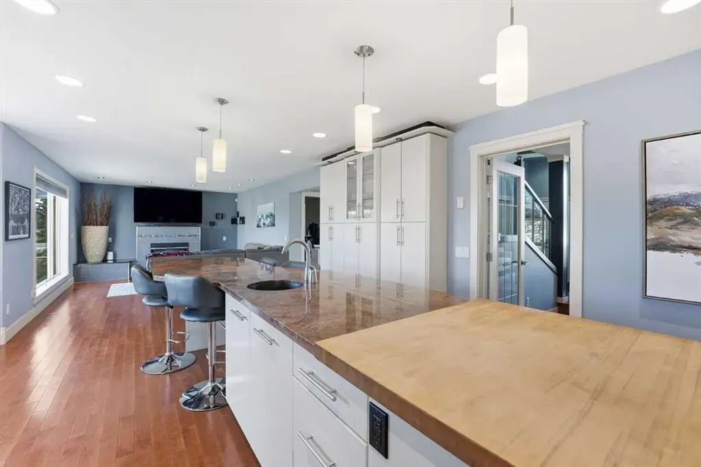 137 Sceptre Court NW