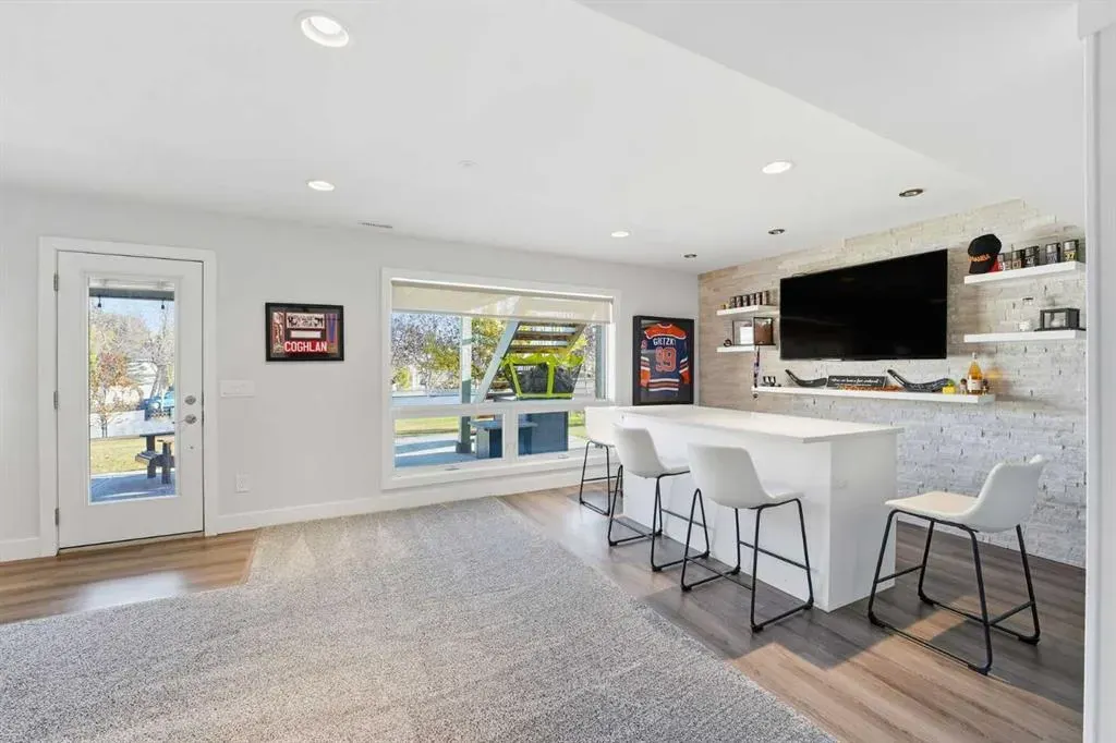 137 Sceptre Court NW