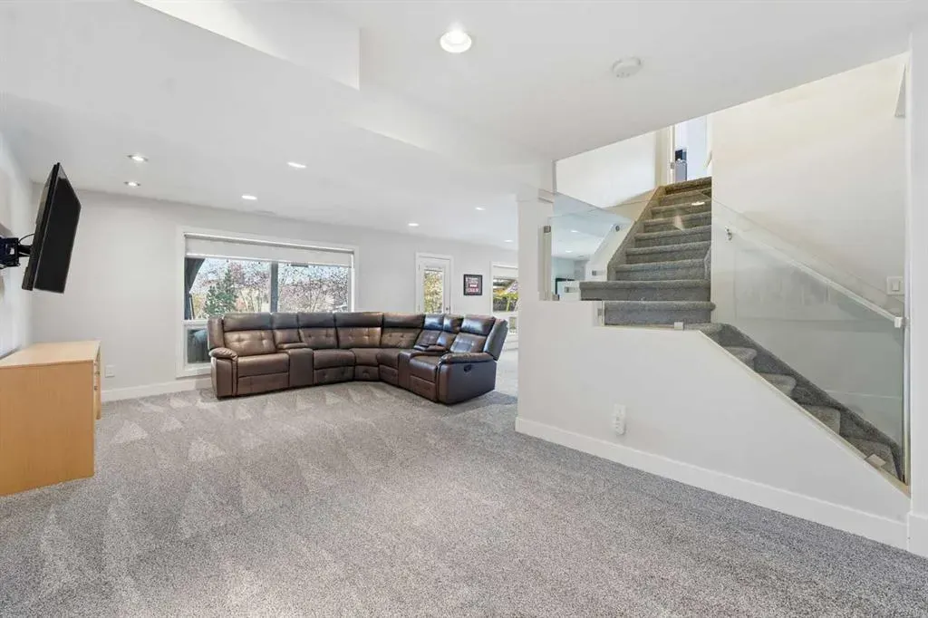 137 Sceptre Court NW