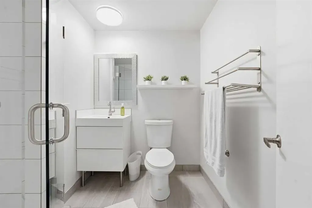 137 Sceptre Court NW