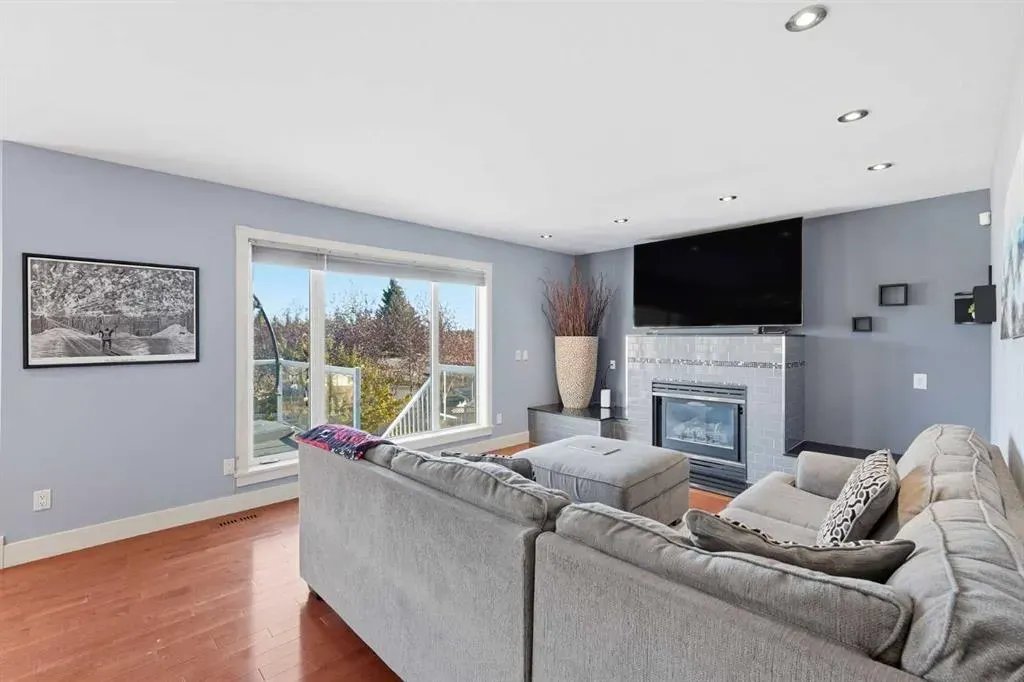 137 Sceptre Court NW