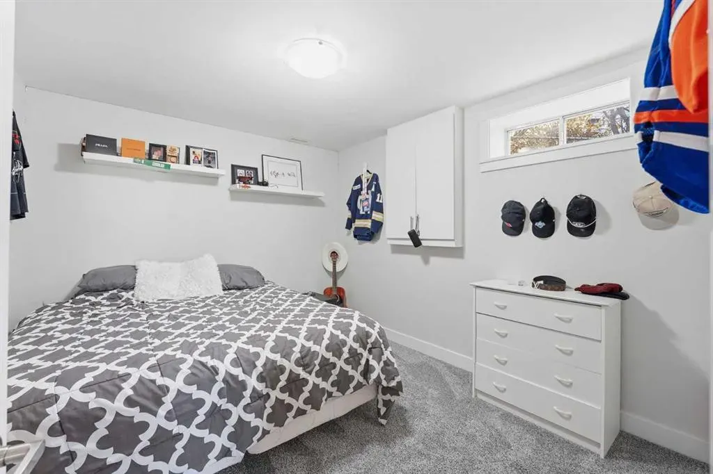 137 Sceptre Court NW