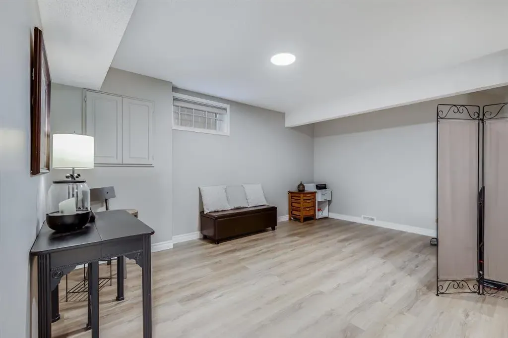 720 Woodside Drive NW