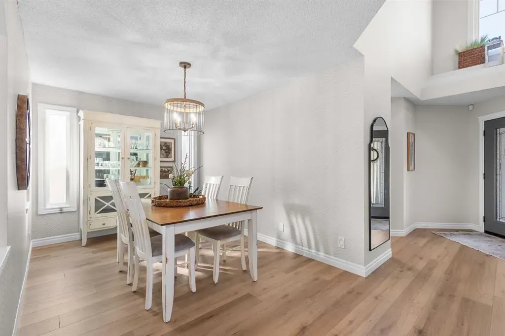 720 Woodside Drive NW