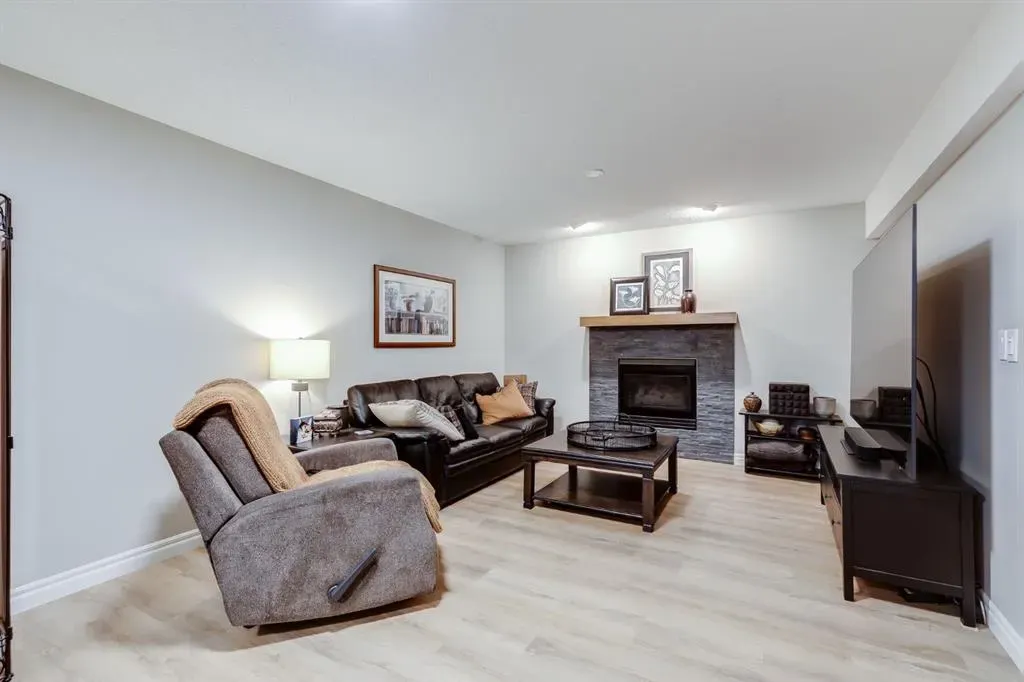 720 Woodside Drive NW