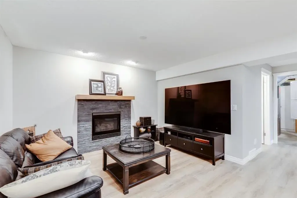 720 Woodside Drive NW