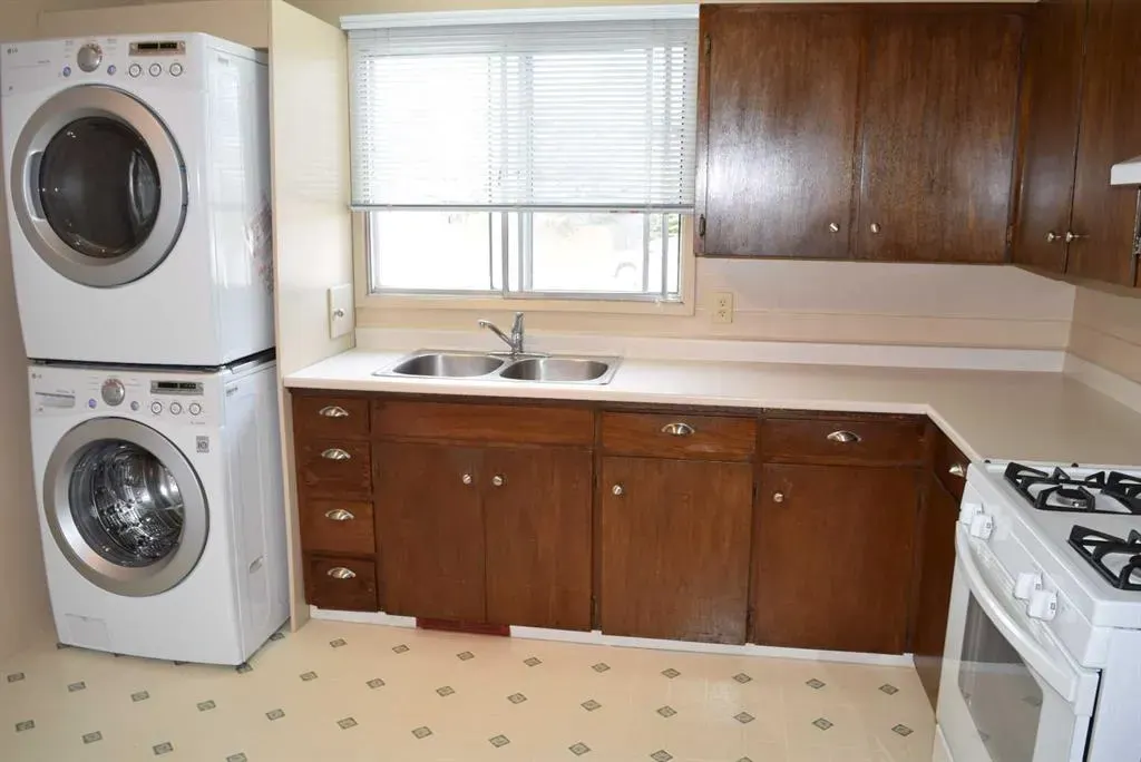 2137 / 2139 53 Avenue SW