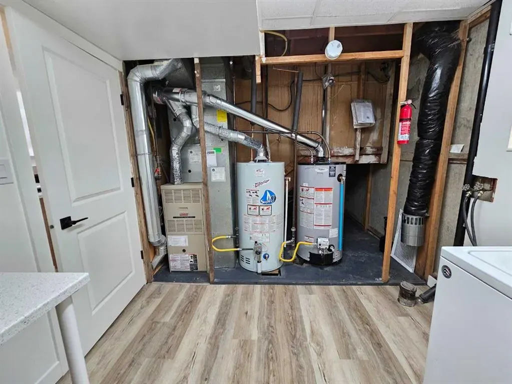 2137 / 2139 53 Avenue SW