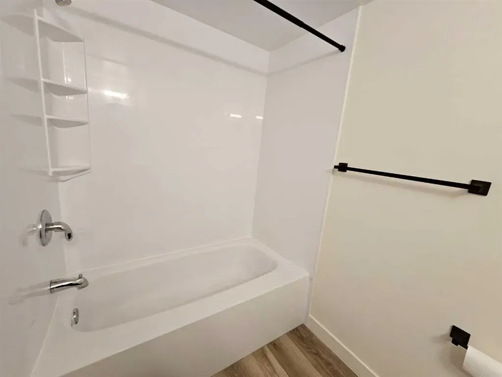 2137 / 2139 53 Avenue SW