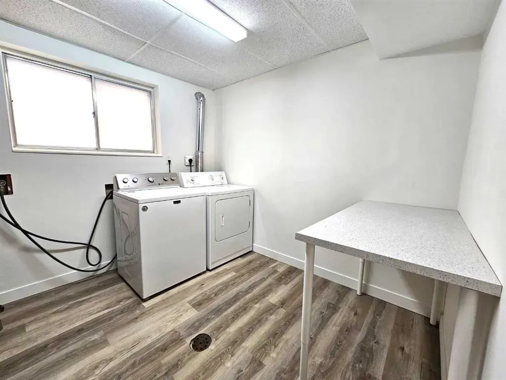 2137 / 2139 53 Avenue SW