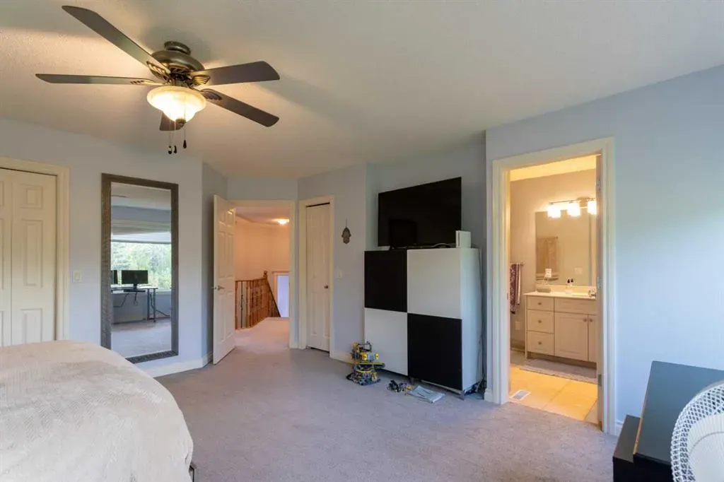 210 Evergreen Mews SW