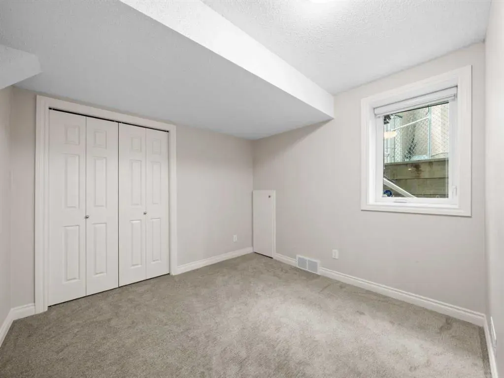 210 Evergreen Mews SW