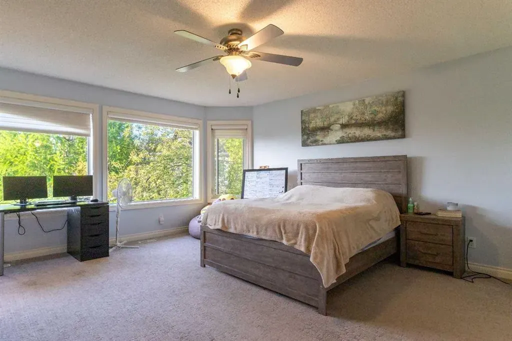 210 Evergreen Mews SW