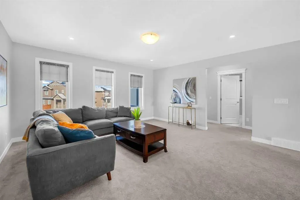 660 Reynolds Crescent SW