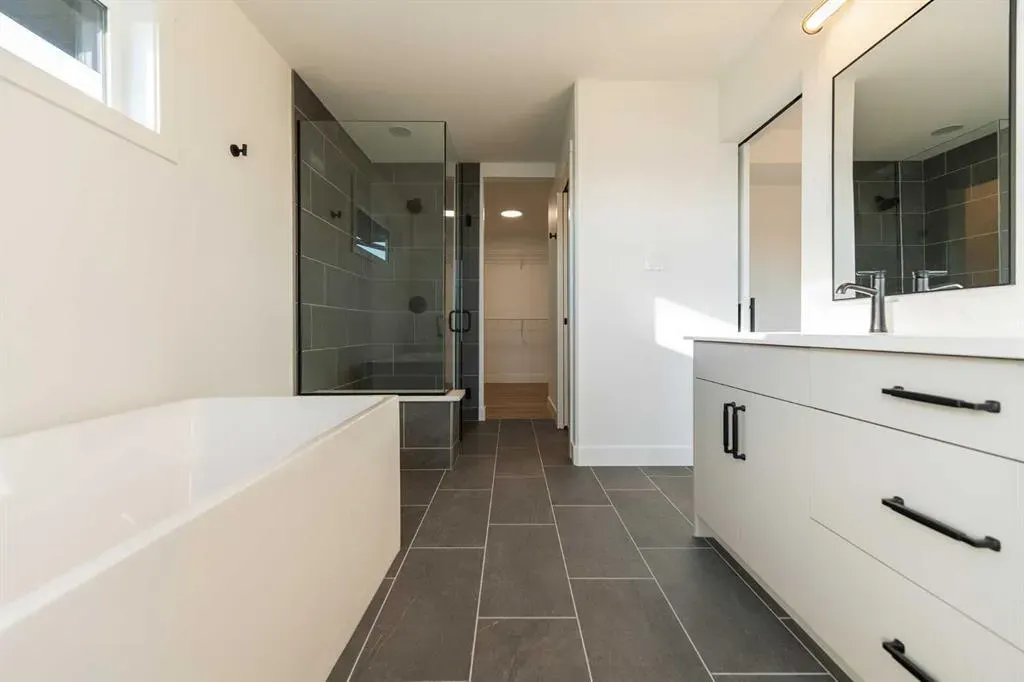 541 Riverhills Way W