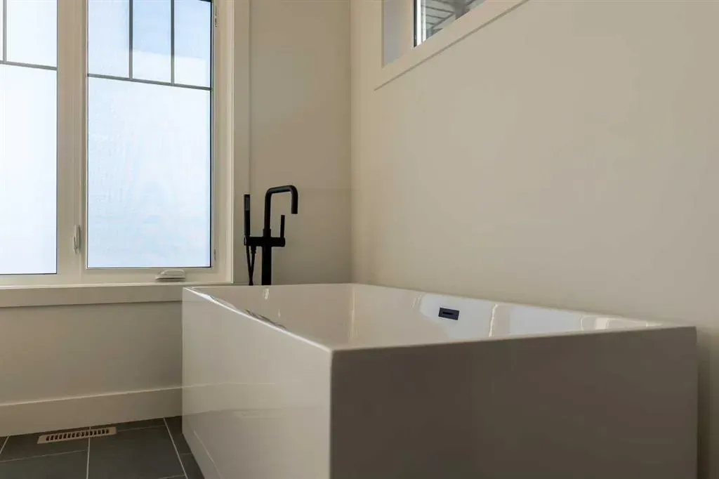 541 Riverhills Way W