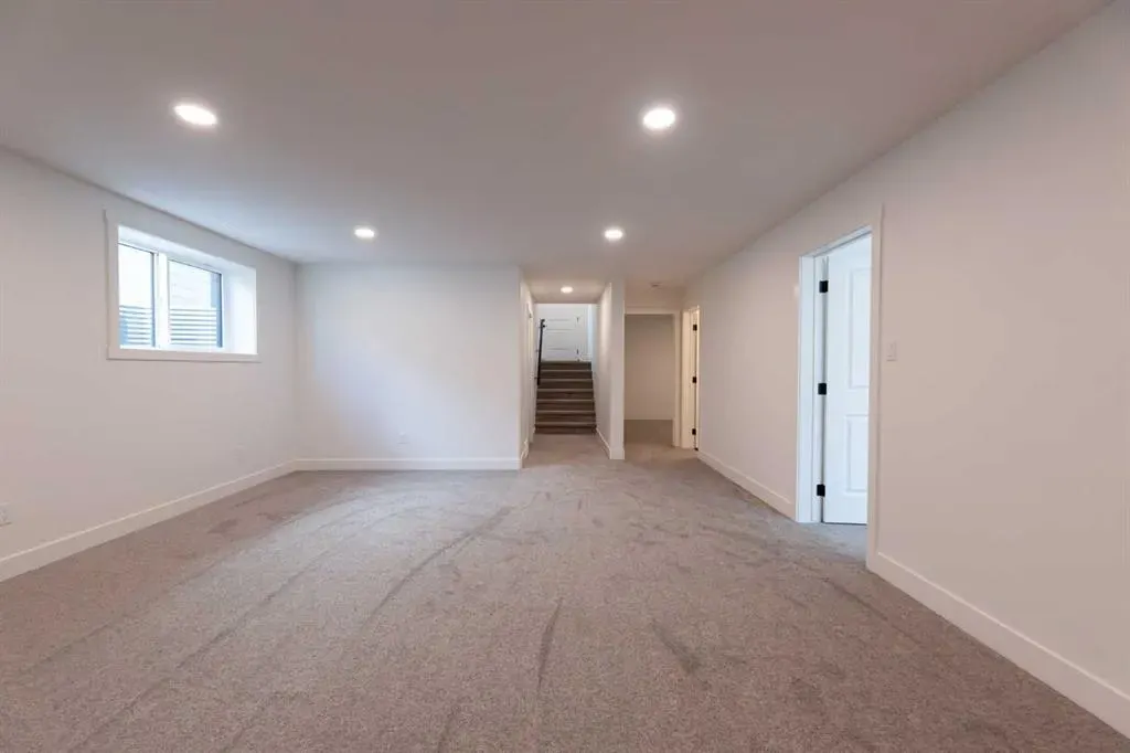 541 Riverhills Way W