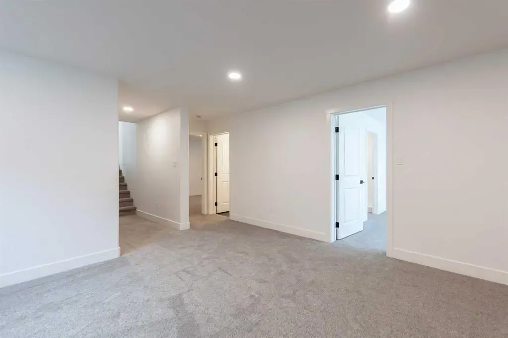 541 Riverhills Way W