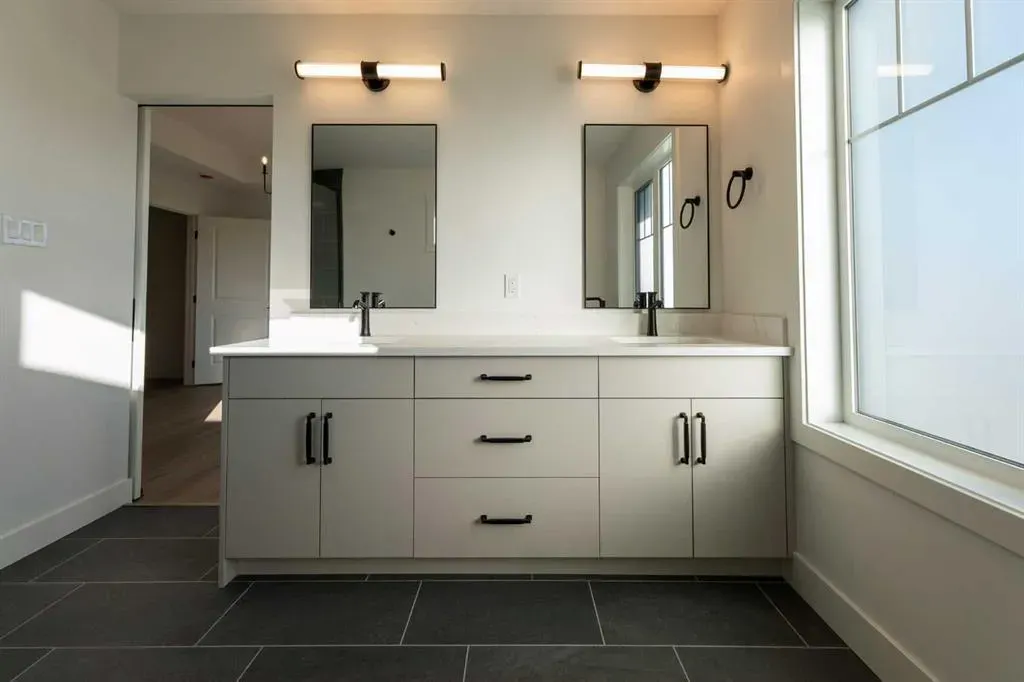 541 Riverhills Way W