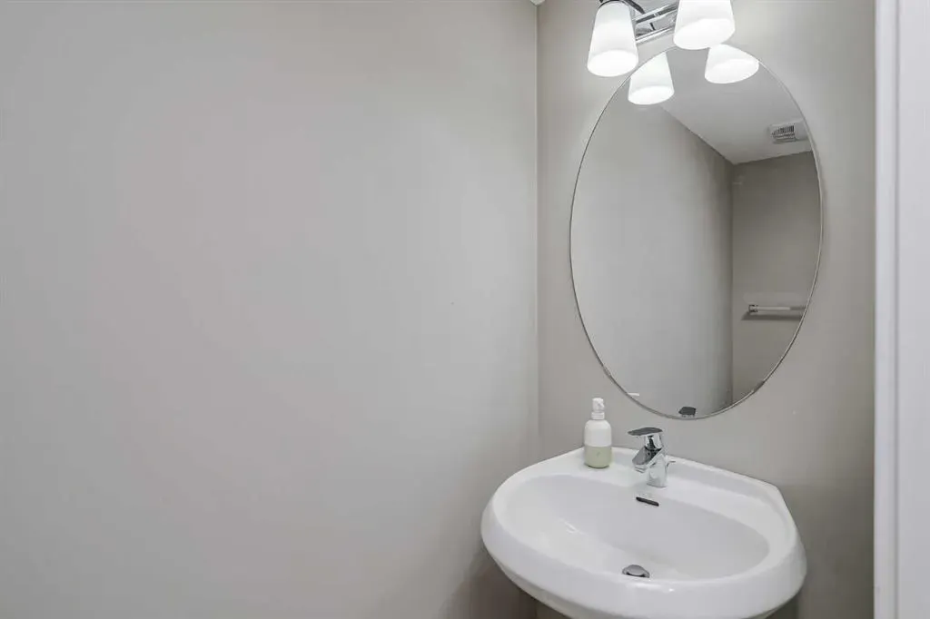 108 Redstone View NE