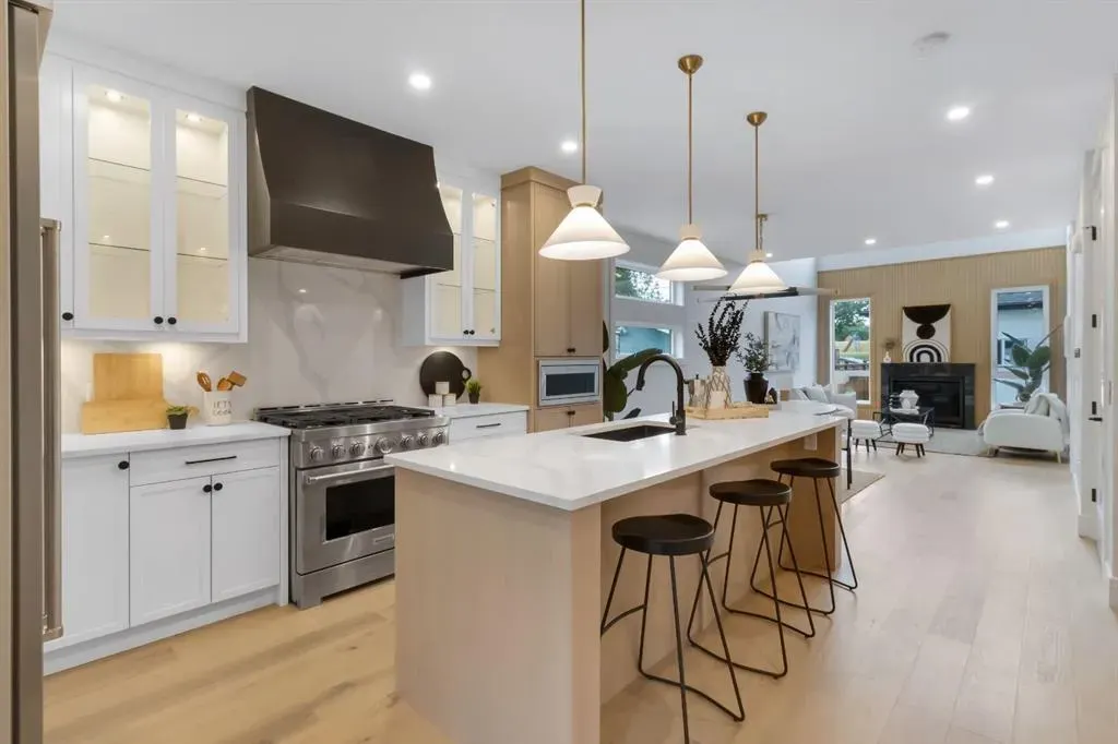 2118 Victoria Crescent NW