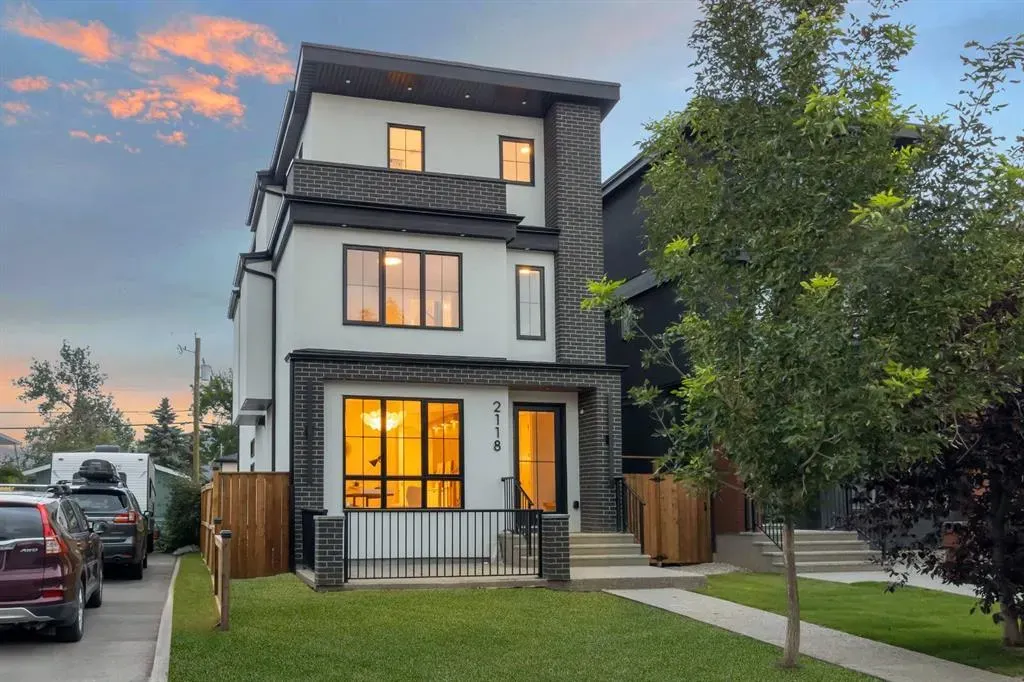 2118 Victoria Crescent NW