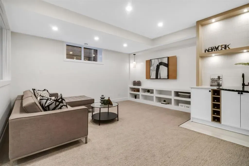 2118 Victoria Crescent NW