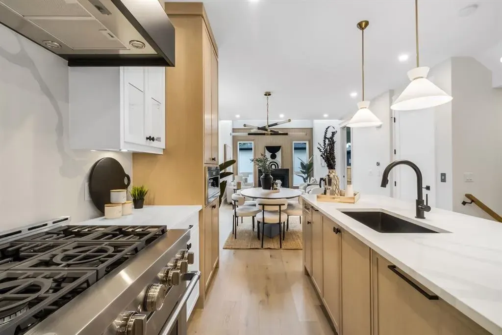 2118 Victoria Crescent NW