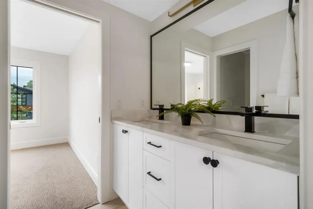 2118 Victoria Crescent NW