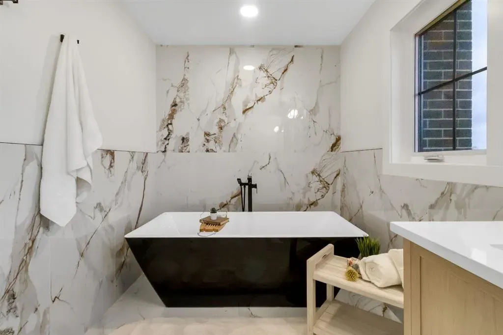 2118 Victoria Crescent NW