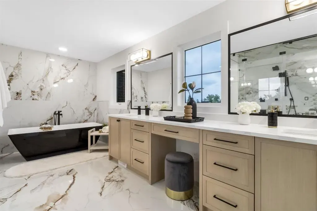 2118 Victoria Crescent NW