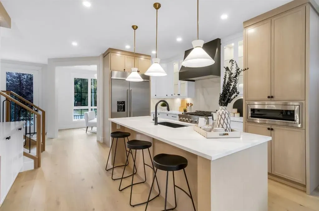 2118 Victoria Crescent NW