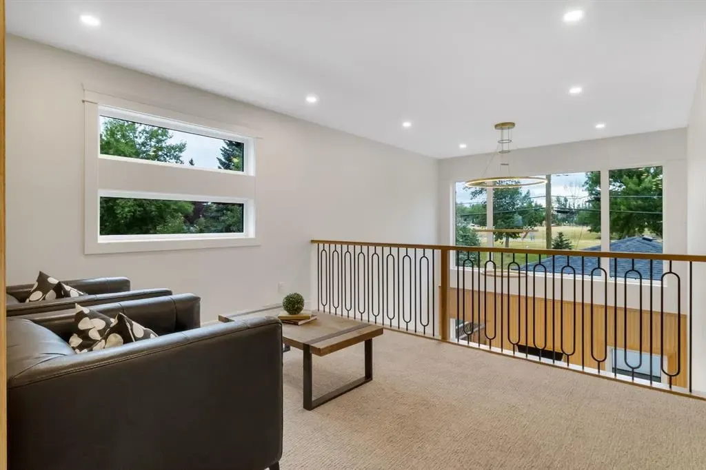 2118 Victoria Crescent NW