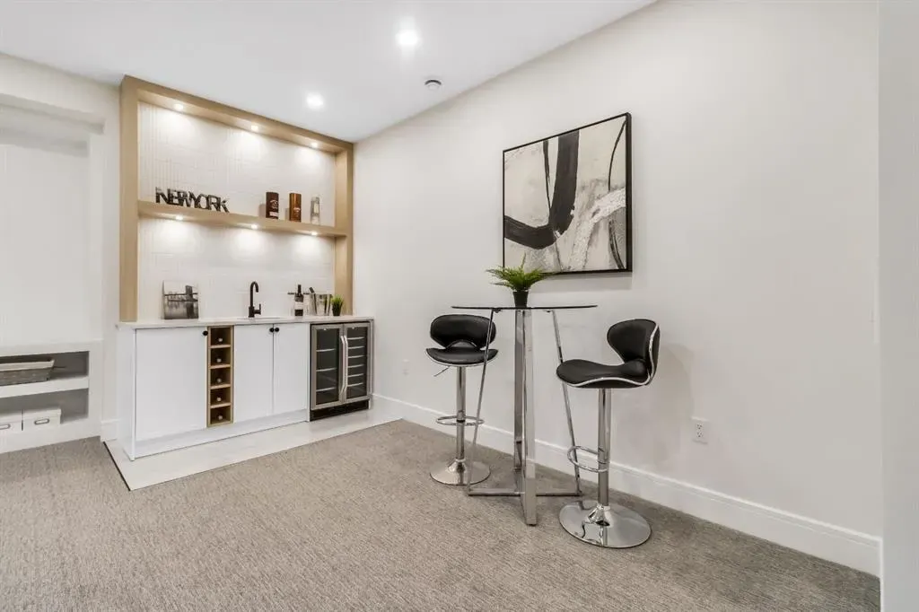 2118 Victoria Crescent NW