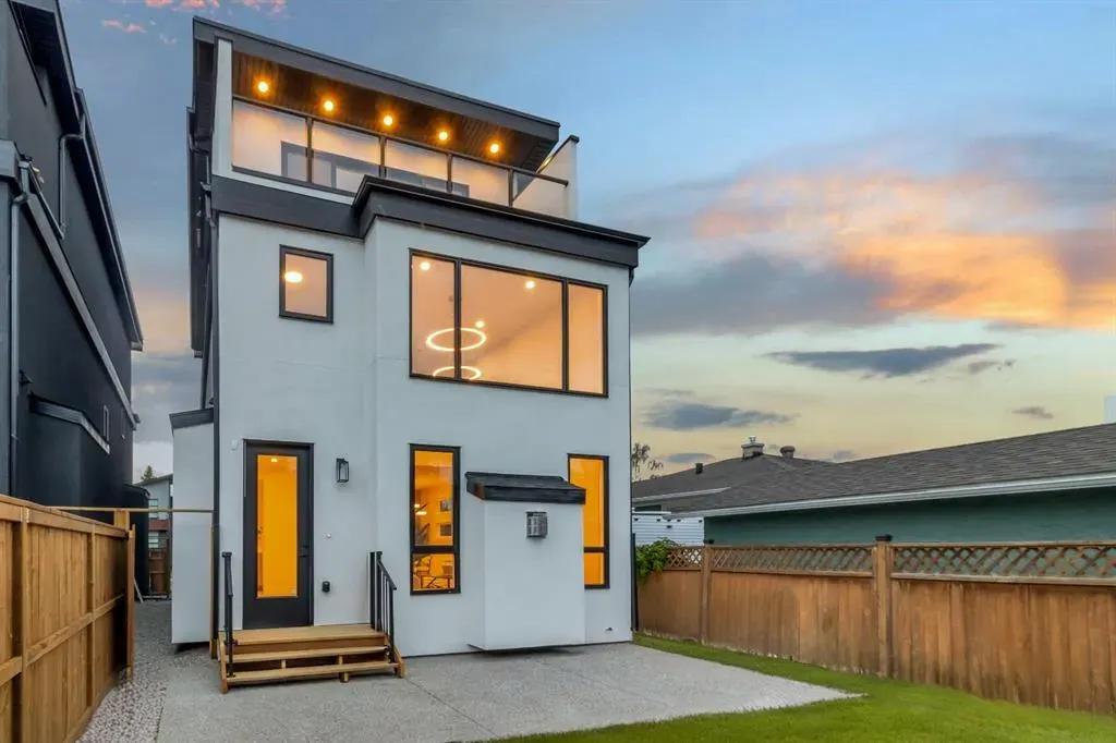 2118 Victoria Crescent NW