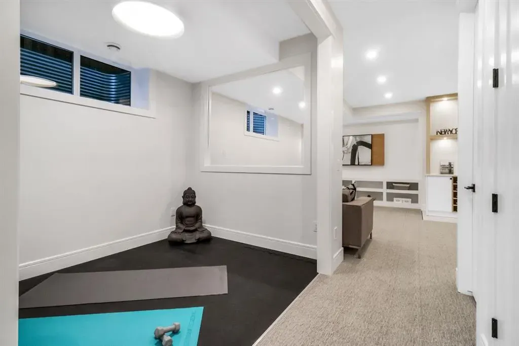 2118 Victoria Crescent NW