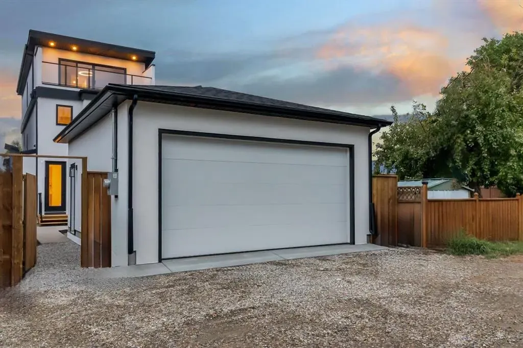 2118 Victoria Crescent NW