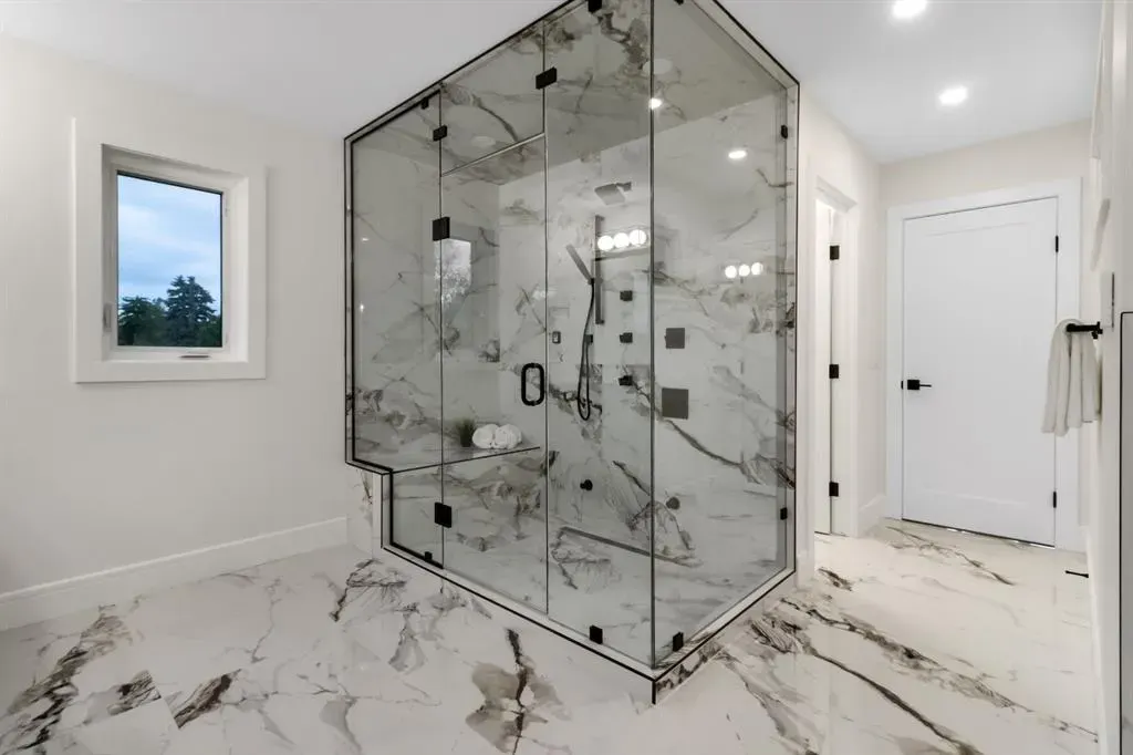 2118 Victoria Crescent NW