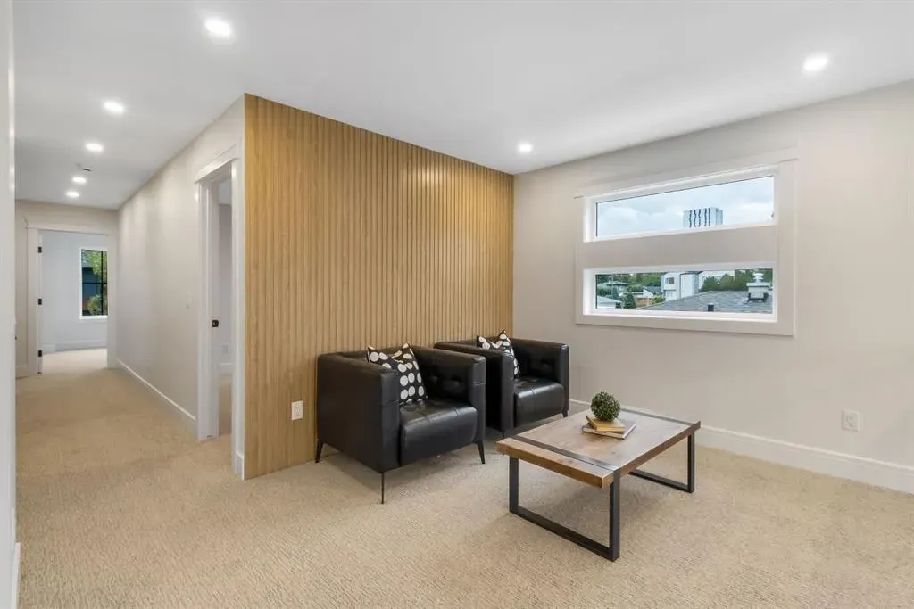 2118 Victoria Crescent NW