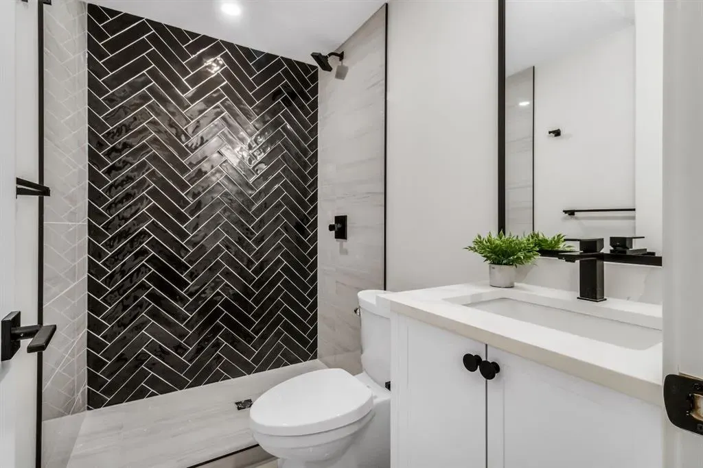 2118 Victoria Crescent NW