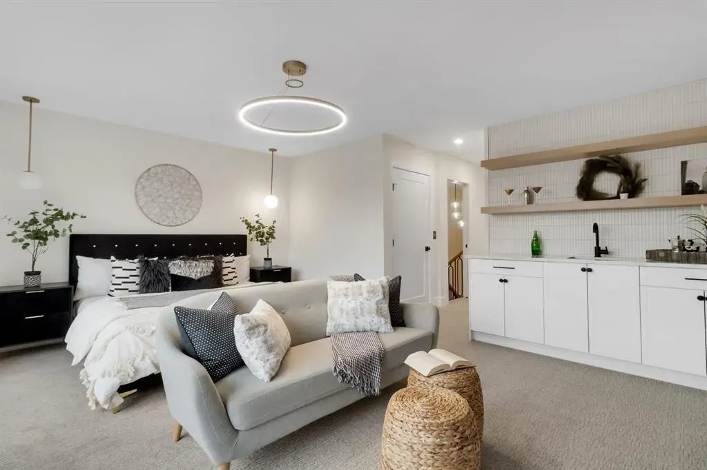 2118 Victoria Crescent NW