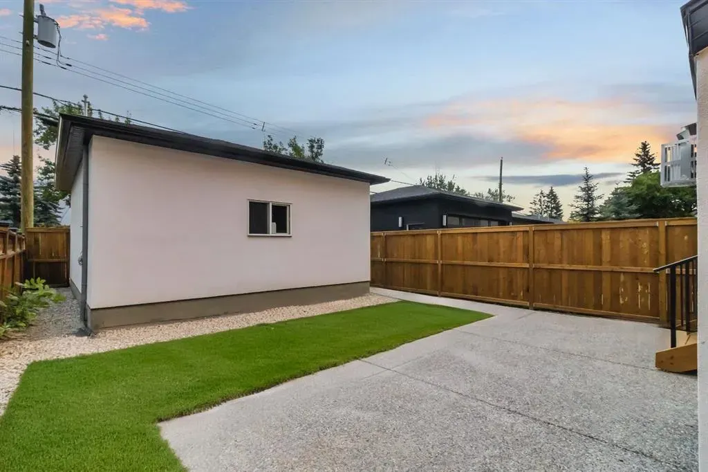 2118 Victoria Crescent NW